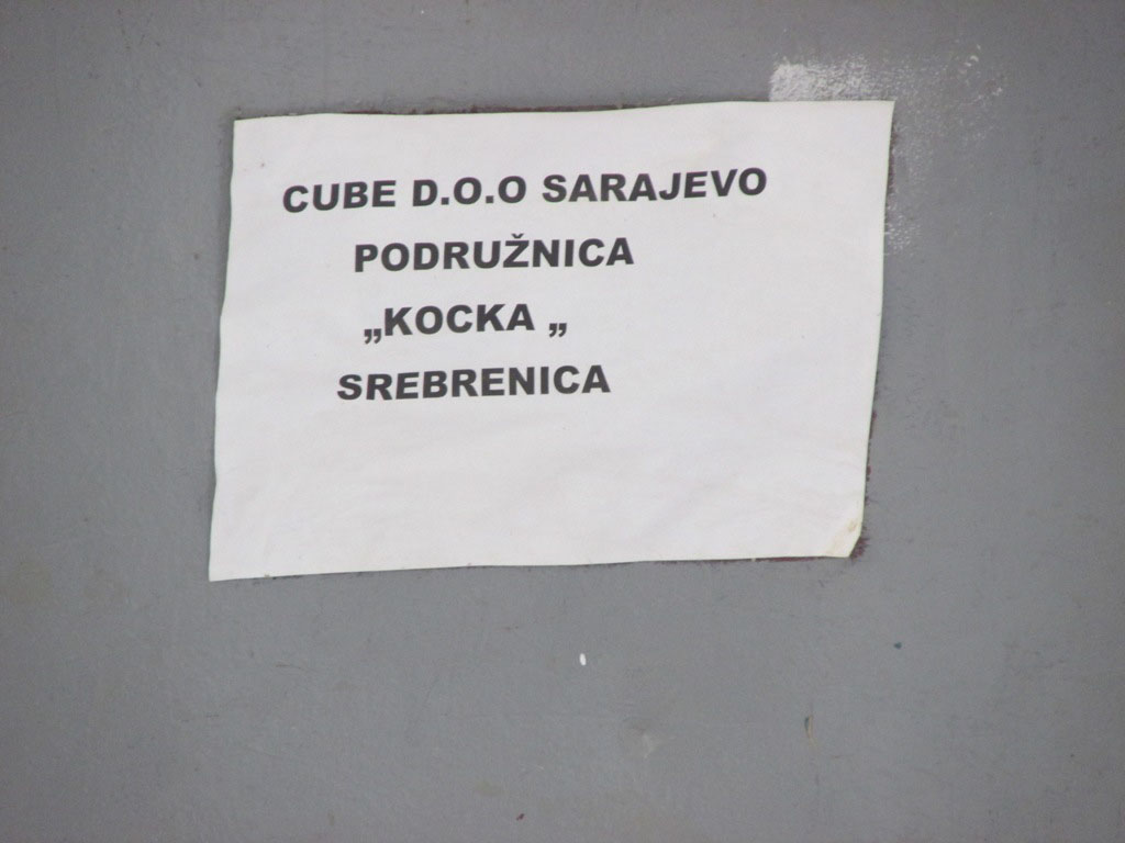 Сребреница - табла са натписом фирм