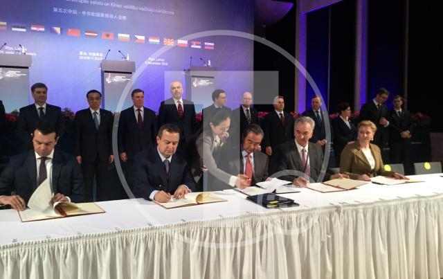 Riga, 5. novembra 2016.- Prvi potpredsednik Vlade Srbije i minisrar spoljnih poslova Ivica Dacic (2L) potpisuje sporazum. Predsednik Vlade Srbije Aleksandar Vucic  prisustvovao je danas u Rigi potpisivanju prva tri sporazuma od znacaja za nasu zemlju.Potpredsednica Vlade i ministarka gradjevinarstva, saobracaja i infrastrukture Zorana Mihajlovic i predsednik Eksim banke Liu Liang potpisali su danas u Rigi ugovor o finansiranju izgradnje auto-puta Surccin-Obrenovac vredan 208 miliona evra.  FOTO TANJUG/ VLADA REPUBLIKE SRBIJE/ KANCELARIJA ZA SARADNJU SA MEDIJIMA/ nr