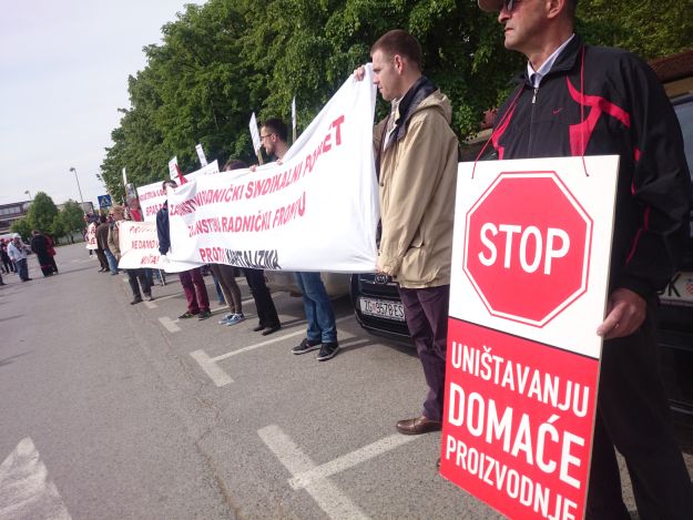 Sisak, 1.5.2015 - Sredinja sindikalna proslava 1. svibnja i prosvjedni skup u organizaciji pet sindikalnih sredinjica pod naslovom "Za spas industrije i radnih mjesta". foto HINA/ Dario GRZELJ/ i